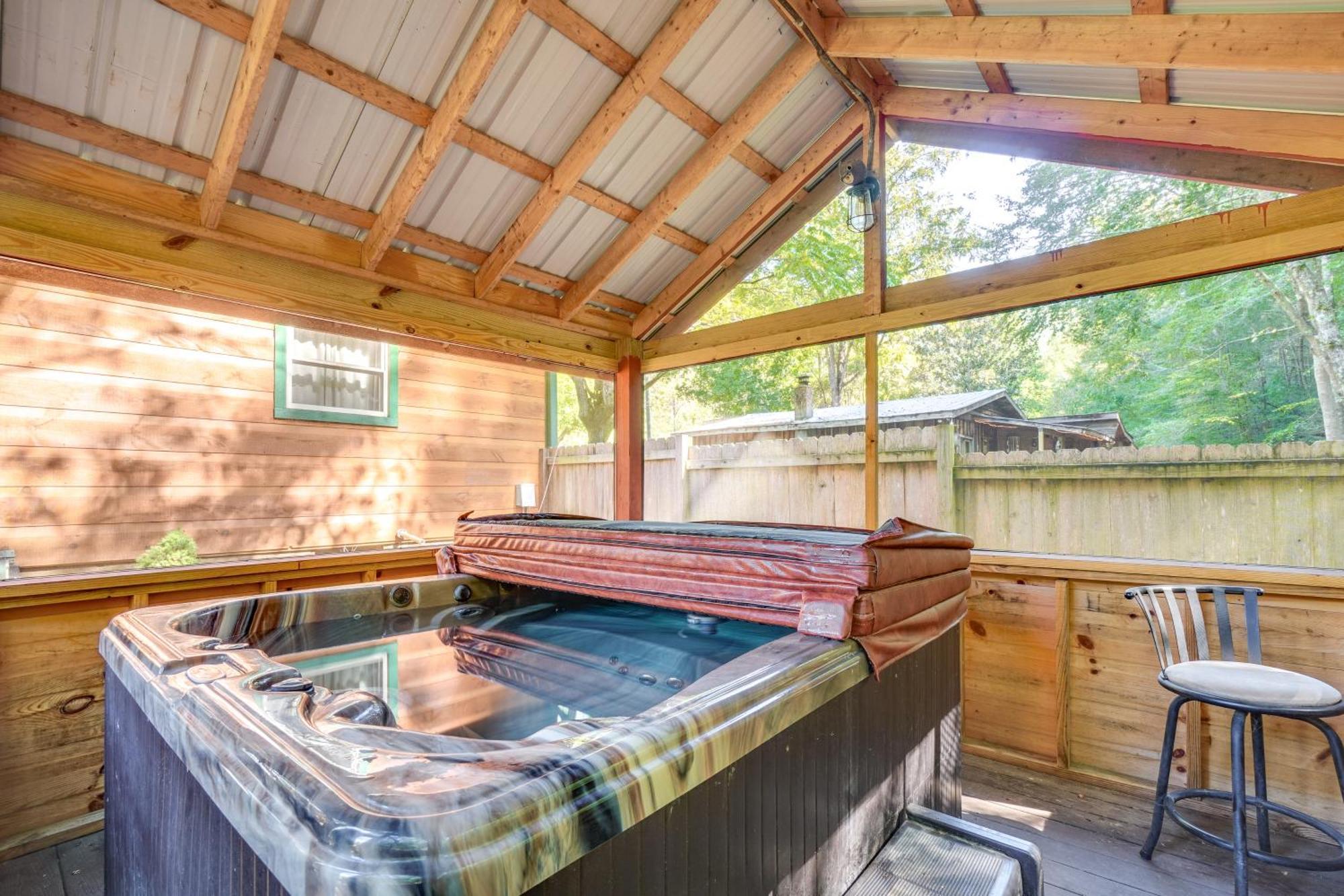 Just Fur Relaxin Sevierville Cabin With Hot Tub! Exterior photo