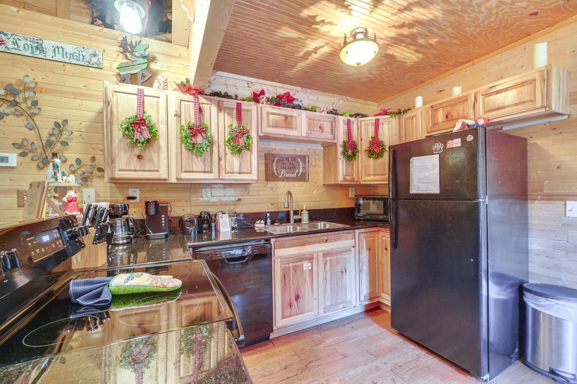Just Fur Relaxin Sevierville Cabin With Hot Tub! Exterior photo
